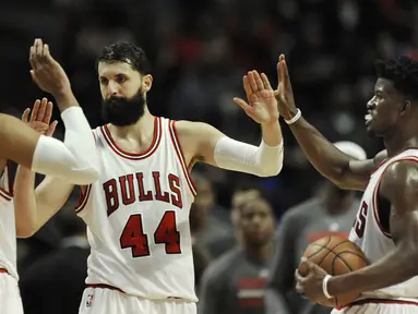 Para pemain Chicago Bulls merayakan kemenangan usai mengalahkan Indiana Pacers 90-85 pada lanjutan NBA basketball game di United Center, (26/12/2016).  (AP /Paul Beaty)