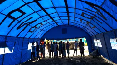 Bantuan Indonesia berupa tenda telah berdiri di kamp Thaingkali Ukhiya, Bangladesh, Kamis (21/9). Tenda yang dipasang yang dipasang berjenis refugee tent dari BNPB yang mampu menampung 50 orang.  (Foto: KBRI Dhakka)
