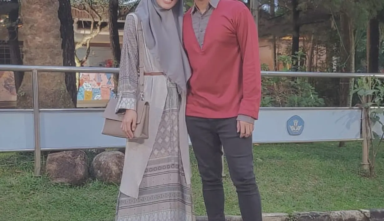 <p>Alyssa Soebandono tampil feminin dengan outfit senada head to to. Mengenakan dress tribal yang dilapisi dengan outer berwarna abu-abu, Alyssa menutup penampilannya dengan hijab, tas, dan sepatu berwarna senada. (instagram/ichasoebandono)</p>