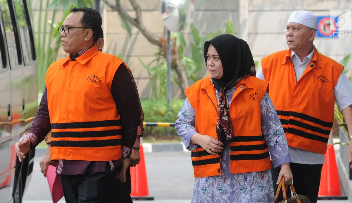 Tersangka mantan anggota DPRD Sumut Fadly Nurzal (kiri), Tiaisah Ritonga (tengah) dan Rizal Sirait (kanan) tiba di Gedung KPK, Jakarta, Jumat (26/10). Ketiganya akan menandatangani perpanjangan penahanan terkait dugaan suap. (Merdeka.com/Dwi Narwoko)