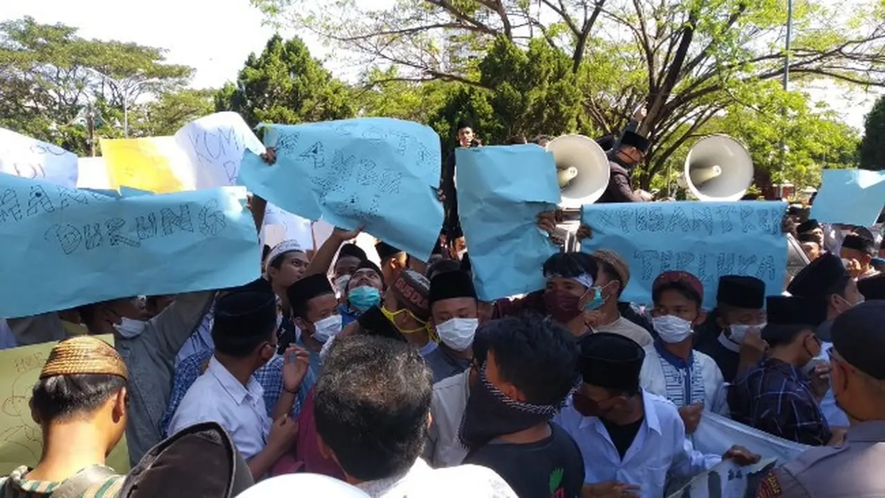 Saat Ratusan Santri Geruduk Kantor DPRD Cirebon