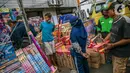 Sejumlah pembeli memilih kembang api di Pasar Asemka, Jakarta, Selasa (29/12/2020). Kembang api tersebut dijual mulai dari harga Rp 5.000 hingga Rp 3,5 juta tergantung jenis dan ukuran. (Liputan6.com/Faizal Fanani)
