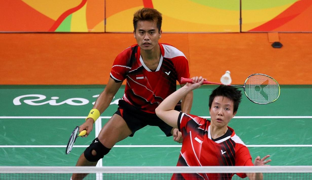 Ganda campuran Indonesia, Tontowi Ahmad/Liliyana Natsir, mengalahkan pasangan Malaysia, Chan Peng Soon/Goh Liu Ying, dua gim langsung 21-14 dan 21-12. (Reuters/Marcelo Del Pozo)