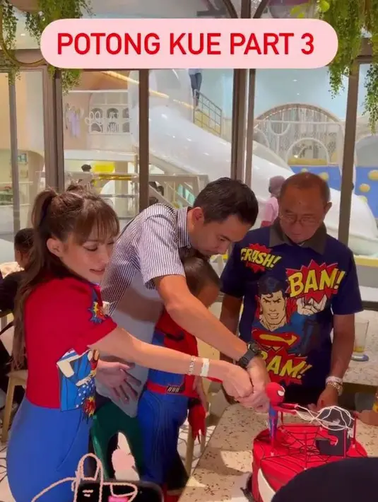 Mulai dari berfoto bersama keluarga hingga prosesi potong kue pun dilakukan dengan meriah sebagai rangkaian pesta ulang tahun Aqli. (instagram.com/mrsayudewi)