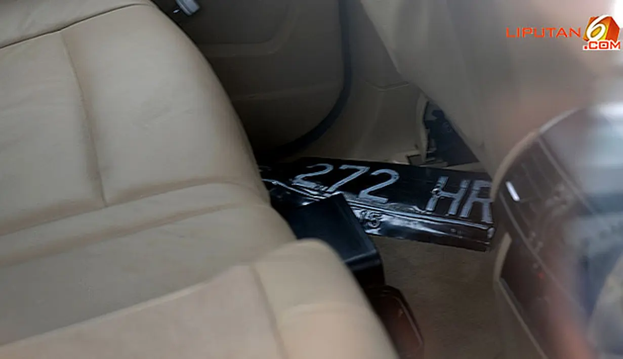 Kursi belakang BMW Rasyid Rajasa terdapat nomor polisi mobil mewah itu B 272 HR. (Liputan6.com/Helmi Fithriansyah)