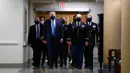 Presiden Amerika Serikat Donald Trump mengenakan masker saat menyusuri lorong dalam kunjungannya ke Pusat Kesehatan Militer Nasional Walter Reed di Bethesda, Maryland, Sabtu (11/7/2020). Trump memakai masker untuk pertama kalinya di depan umum selama pandemi COVID-19. (AP Photo/Patrick Semansky)