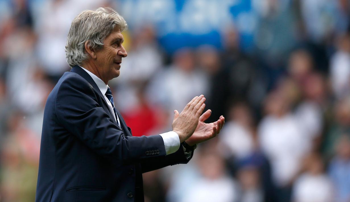 Pelatih Manchester City, Manuel Pellegrini bertepuk tangan usai pertandingan melawan Swansea City di Stadion Liberty, Inggris (15/5). Manchester City bermain imbang dengan Swansea City dengan skor 1-1. (Reuters / Peter Cziborra)