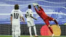 <p>Penjaga gawang Real Madrid, Thibaut Courtois berusaha menangkap bola saat bertanding melawan Celtic pada pertandingan Grup F Liga Champions di stadion Santiago Bernabeu di Madrid, Spanyol, Kamis (3/11/2022). Real Madrid menang telak atas Celtic dengan skor 5-1. (AP Photo/Manu Fernandez)</p>