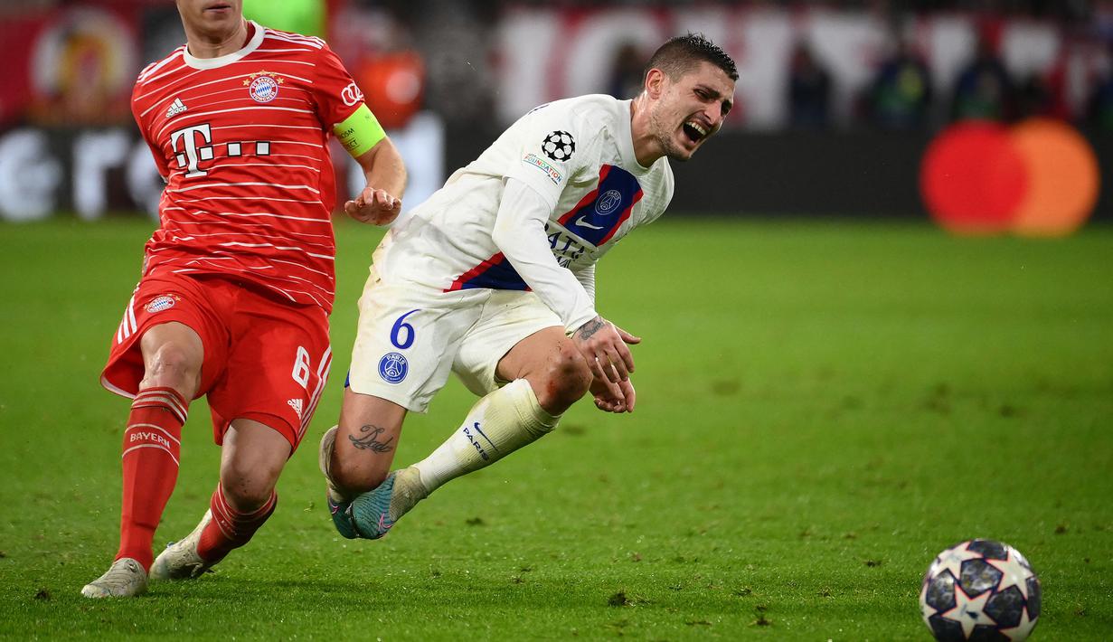 Pemain Paris Saint-Germain, Marco Verratti (kanan) terjatuh saat berebut bola dengan pemain Bayern Munchen, Joshua Kimmich pada laga 16 besar Liga Champions 2022/2023 di Allianz Arena, Munchen, Jerman, Kamis (09/03/2023) WIB. Verratti menjadi salah satu pemain yang berperan cukup besar dalam gol pembuka Bayern Munchen ke gawang PSG. Ia juga membuat catatan buruk dengan kalah dalam 11 kali duel di lapangan, kehilangan penguasaan bola 11 kali, dan dilewati sebanyak delapan kali. (AFP/Franck Fife)