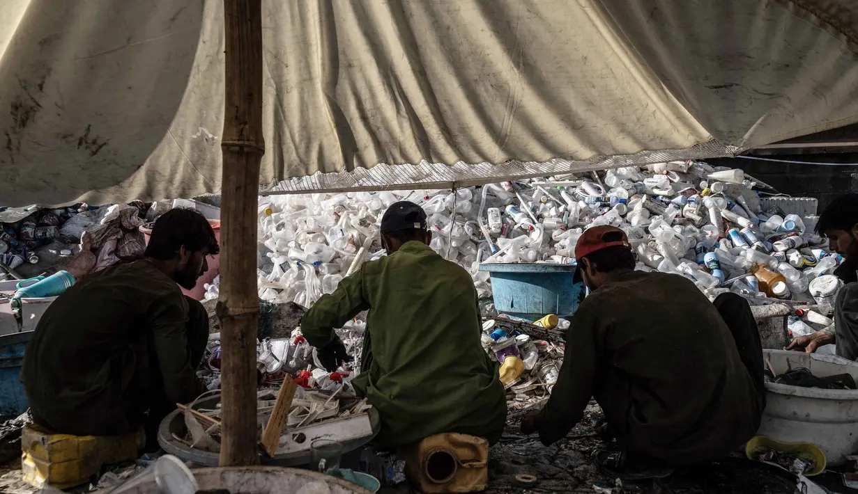 Perundingan tentang pengakhiran polusi plastik di Jenewa, Swiss, kali ini bakal menjadi momen penting yang menentukan kehidupan manusia di Bumi. (Wakil KOHSAR/AFP)