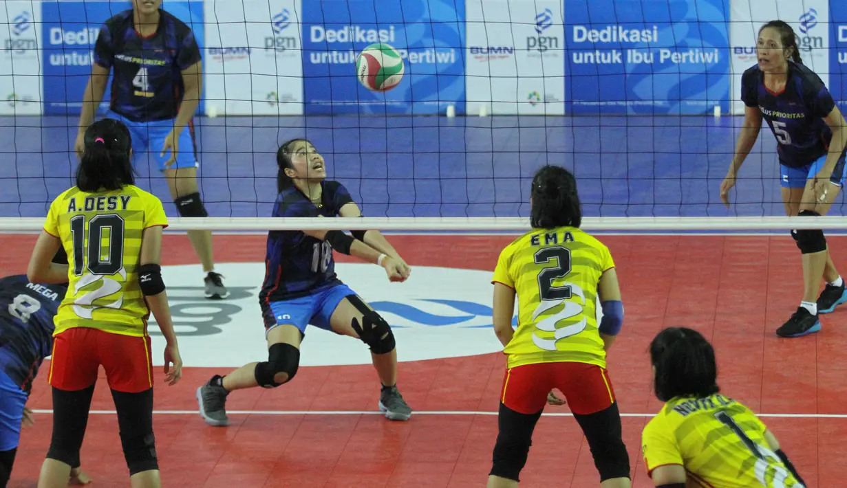 Pevoli Bank Jatim mencoba mengembalikan bola saat melawan PGN Popsivo Polwan pada laga final Livoli 2017 di GOR Dimyati, Tangerang, Sabtu (9/12/2017). Bank Jatim menang dengan skor 3-0. (Bola.com/Vitalis Yogi Trisna)