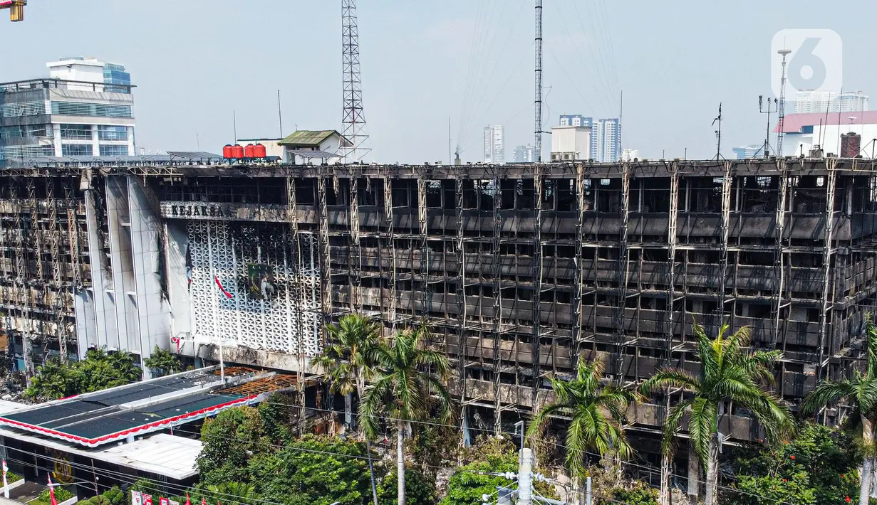 Foto udara gedung utama Gedung Kejaksaan Agung Republik Indonesia usai kebakaran hebat di Jakarta, Minggu (23/8/2020). Kebakaran selama 11 jam menyebabkan gedung utama Kejaksaan Agung, baik sayap kanan maupun kiri, hangus terbakar. (Liputan6.com/Faizal Fanani)