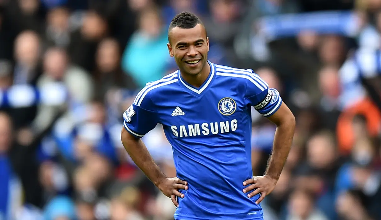 5. Ashley Cole - Bek kiri asal Inggris ini berseragam Arsenal di tahun 1999-2006, kemudian berlabuh ke Chelsea pada 2006-2014. (AFP/Ben Stansall)