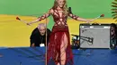 Penyanyi Shakira tampil dalam upacara penutupan Piala Dunia 2014 di Stadion Macarana, Brasil, Senin (14/7/14). (AFP PHOTO/Nelson Almeida)