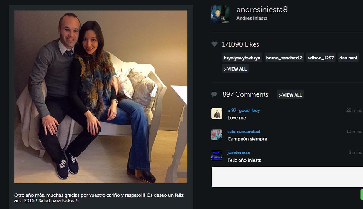 Andres Iniesta dan istrinya, Anna, menikmati malam tahun baru di rumah. (Instagram/Andres Iniesta)