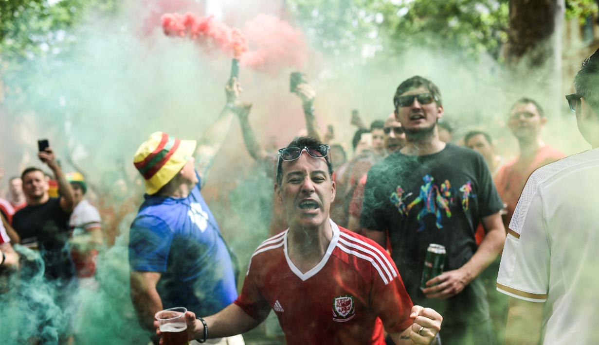 Suporter Wales berpesta di jalanan kota Toulouse, Prancis, untuk merayakan kemenangan timnya atas Rusia 3-0. (AFP/Bulent Kilic)