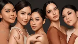 Untuk pemotretannya kali ini, Nia Ramadhani dan para sahabatnya mengusung berbagai tema. Begini salah satu hasil pemotretannya, geng sosialita ini tampak cantik dengan tema warna nude. Sedangkan gaya rambutnya ditata rapi dan kompak. (Liputan6.co/IG/@nramadhaniabakrie)