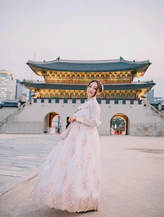 Natasha Wilona dalam balutan hanbok from head to toe. Penampilannya bak seorang putri di era Joeseon. (Foto: Instagram/ natashawilona12)