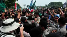 Ratusan anggota Himpunan Mahasiswa Indonesia memblokir Jalan Medan Merdeka, Jakarta, Rabu (19/11/2014). (Liputan6.com/Johan Tallo)