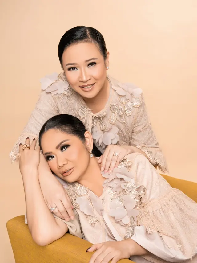 [Fimela] Vina Panduwinata dan Ria Prawiro