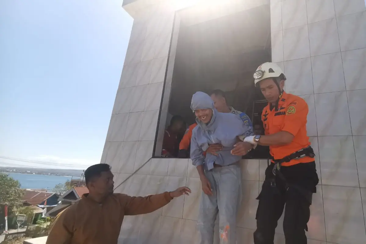 Seorang ODGJ dievakuasi tim SAR usai hendak melompat dari menara masjid di Baubau.