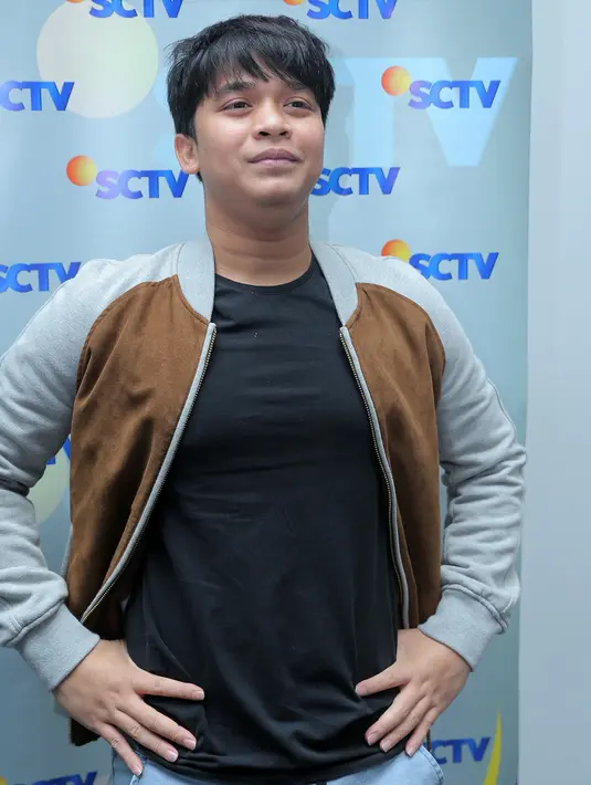 Adik mendiang Olga Syahputra itu mengaku bahwa kesehariannya biasa makan tiga sampai empat kali. Saat awal menggunakan kawat gigi, ia tidak makan. Bahkan ia hanya minum terus. (Andy Masela/Bintang.com)