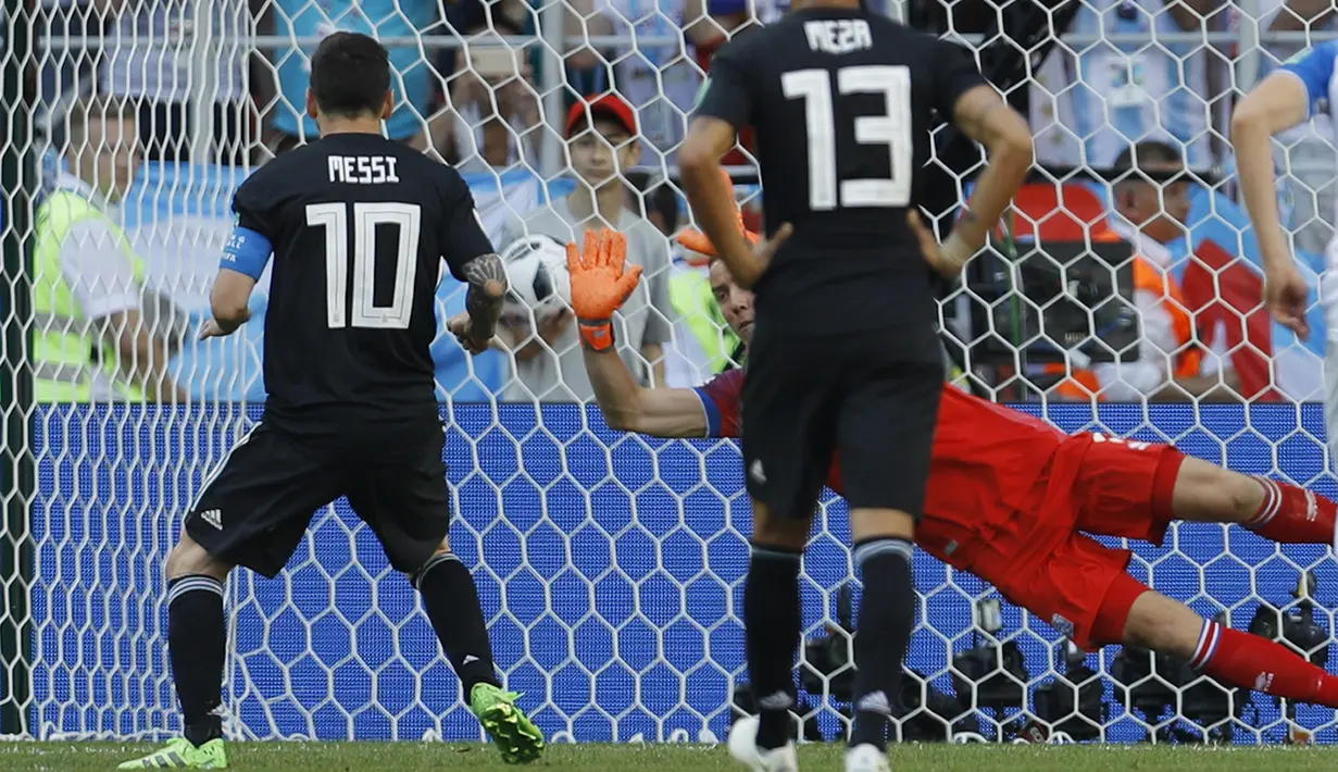 Kiper Islandia, Hannes Halldorsson, menepis penalti bintang Argentina, Lionel Messi,  pada laga Grup D Piala Dunia di Stadion Spartak, Moskow, Sabtu (16/6/2018). Islandia bermain imbang 1-1 dengan Argentina. (AP/Victor Caivano)