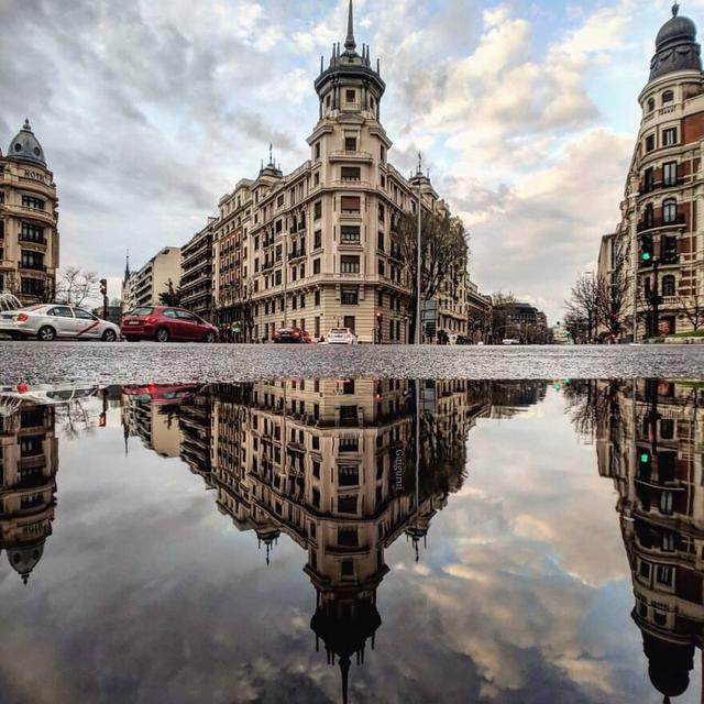 8 Jepretan Suasana Kota di Genangan Air Ini Unik, Terlihat Bak Lukisan