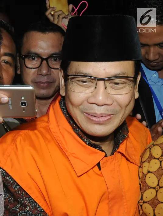 Ekspresi Wakil Ketua DPR, Taufik Kurniawan usai menjalani pemeriksaan di gedung KPK, Jakarta, Jumat (2/11). Taufik resmi ditahan 20 hari kedepan untuk mempermudah pemeriksaan. (Merdeka.com/Dwi Narwoko)