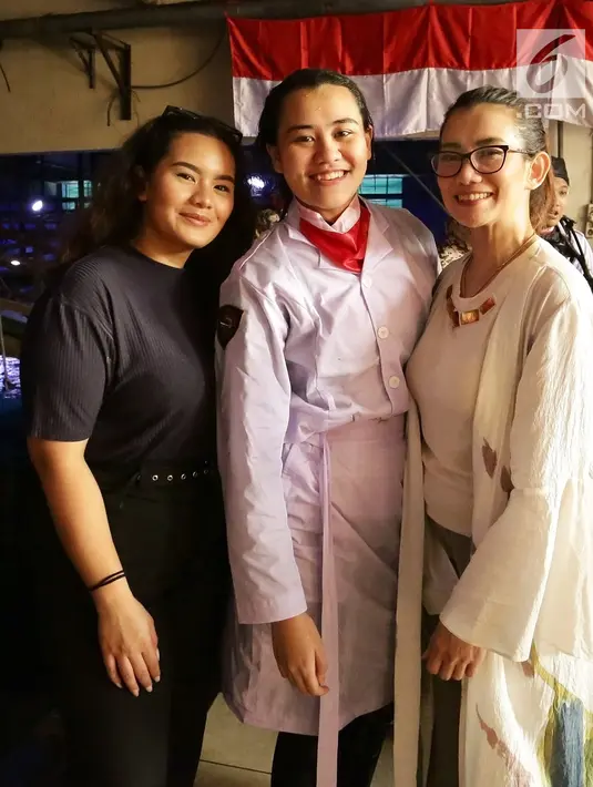 Aaliyah Massaid foto bersama sang bunda Reza Artamevia dan adiknya Zahwa Massaid usai menjalani latihan menjadi Pasukan Pengibar Bendera (Paskibra) Jelang HUT ke-74 RI di Aquarium Sea World, Ancol, Jakarta (11/8/2019). (Fimela.com/Bambang E. Ros)