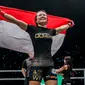 Priscilla Hertati Lumban Gaol merayakan kemenangan atas Nou Srey Pov di ajang One Championship bertajuk One: For Honor. (Dok One Championship)