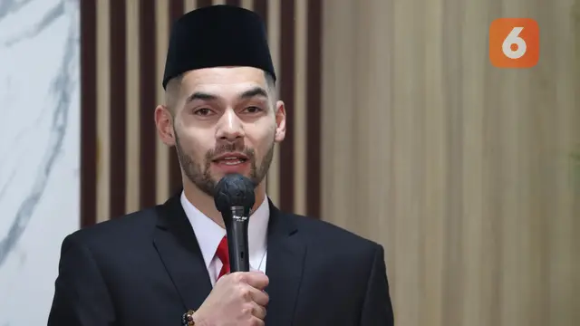 Foto: Pakai Peci Hingga Ucapkan Sumpah, Jordi Amat dan Sandy Walsh Sah Jadi Warlok
