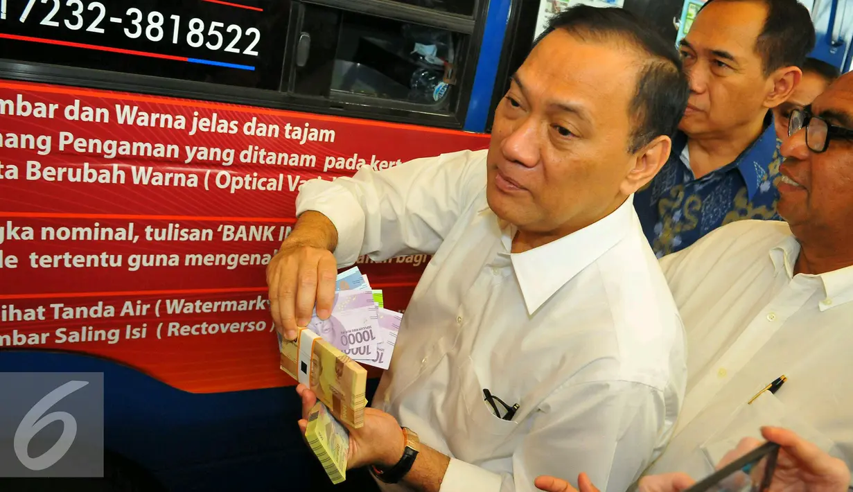 Agus Martowardojo melakukan sosialisasi uang baru kepada masyarakat di Blok M Square, Jakarta, Senin (19/12). Agus mengatakan, selama belum ditarik oleh BI, uang rupiah yang lama masih tetap bisa digunakan oleh masyarakat. (Liputan6.com/Angga Yuniar)