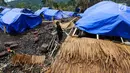 Suami istri sedang membuat atap rumah dari jerami di lokasi bekas kebakaran di Kampung Cisaban II, Desa Kanekes, Banten, Kamis (01/6). Warga Baduy Luar mulai membangun kembali rumah mereka yang terbakar beberapa waktu lalu. (Liputan6.com/Fery Pradolo)