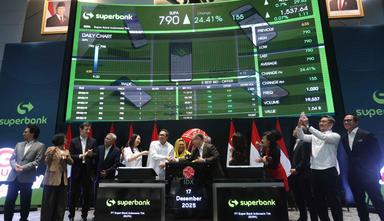 Melalui aksi korporasi ini, Superbank berhasil menghimpun dana sebesar Rp2,79 triliun, yang akan digunakan untuk mendukung ekspansi bisnis dan penguatan kapabilitas perbankan digital perseroan. Tampak dalam foto, Suasana pencatatan perdana saham PT Super Bank Indonesia Tbk (SUPA) di Bursa Efek Indonesia (BEI), Rabu (17/12/2025). (Kapanlagi.com/Budy Santoso)