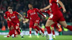 Para pemain Liverpool merayakan kemenangan atas Arsenal pada laga Piala Liga Inggris 2019 di Stadion Anfield, Rabu (30/10). Liverpool menang adu penalti atas Arsenal dengan skor 5-4. (AP/Jon Super)