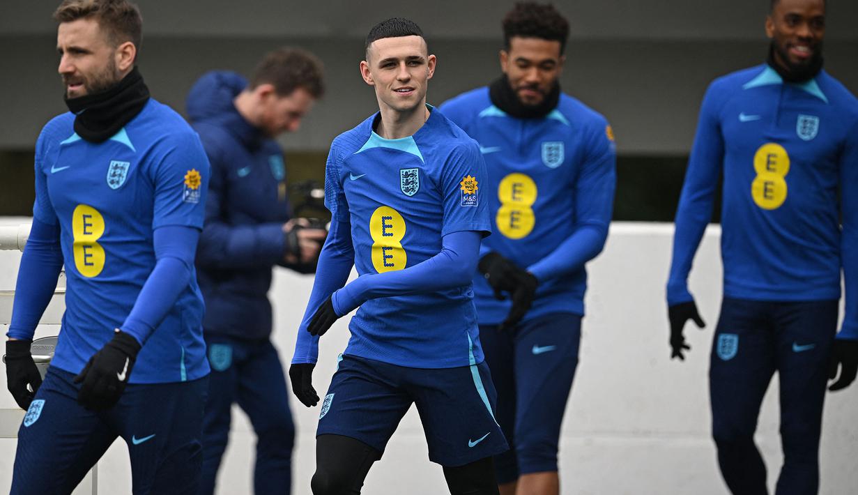 Pemain Timnas Inggris, Phil Foden dan rekannya menjalani latihan persiapan menjelang laga Kualifikasi Euro 2024 melawan Italia yang berlangsung di St George's Park, Burton-on-Trent, Inggris, 21 Maret 2023. The Three Lions dijadwalkan akan bertandang ke Italia pada Sabtu (25/03/2023) dini hari WIB di Stadion Diego Armando Maradona, Napoli. (AFP/Paul Ellis)