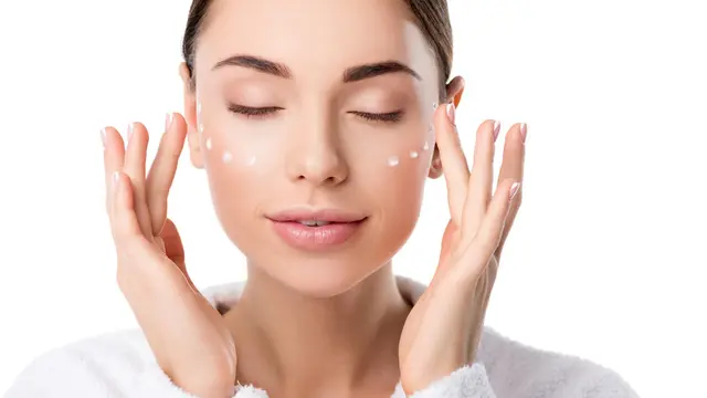 Trik Menghapus Makeup Mata Waterproof yang Tepat, Aman dan Tidak Bikin Iritasi