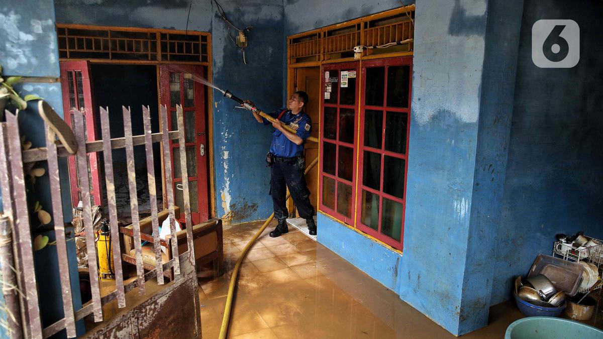 Waspadai 6 Risiko Kesehatan Saat Banjir, Cegah Dengan Cara Ini!