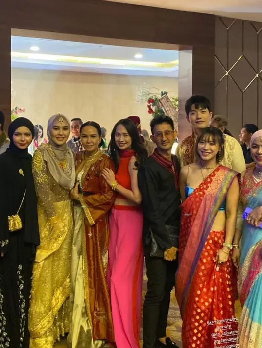 Terlihat pula Kartika Putri dengan dress India nuansa gold yang mewah. Busana tersebut dipadukan dengan hijab warna platinum dan headpiece. [@kartikaputriworld]