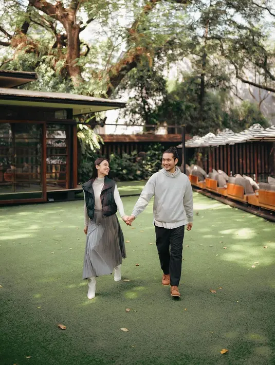 Yasmin Napper dan Giorgino Abraham kompak mengenakan koleksi kolaborasi desainer gaun pengantin Meghan Markle, Clare Waight Keller yang berkolaborasi dengan Uniqlo untuk UNIQLO: C 2024 Fall/Winter.  [@yasminnapper].