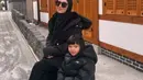 Selain itu, Ratna Galih juga tampil serba hitam serasi dengan anaknya. Ia mengenakan padding jaket dipadukan rok panjang dan kerudungnya. Ratna Galih juga tampil dengan sepatu Adidas putih. [@ratnagalih]