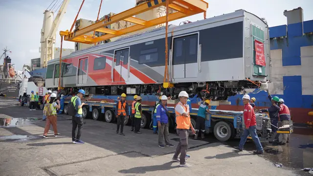 PT Kereta Commuter Indonesia (KCI) atau KAI Commuter kedatangan satu rangkaian kereta impor baru dari perusahaan asal China, CCRC Qingdao Sifang. (Foto: KAI)