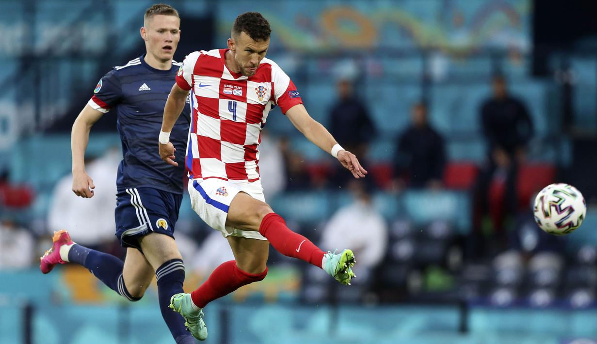 Bermain di markas Skotlandia, Timnas Kroasia langsung mengambil inisiatif serangan. Apalagi, Kroasia membutuhkan kemenangan demi bisa lolos ke-16 besar Euro 2020. (Foto: AP/Pool/Petr David Josek)