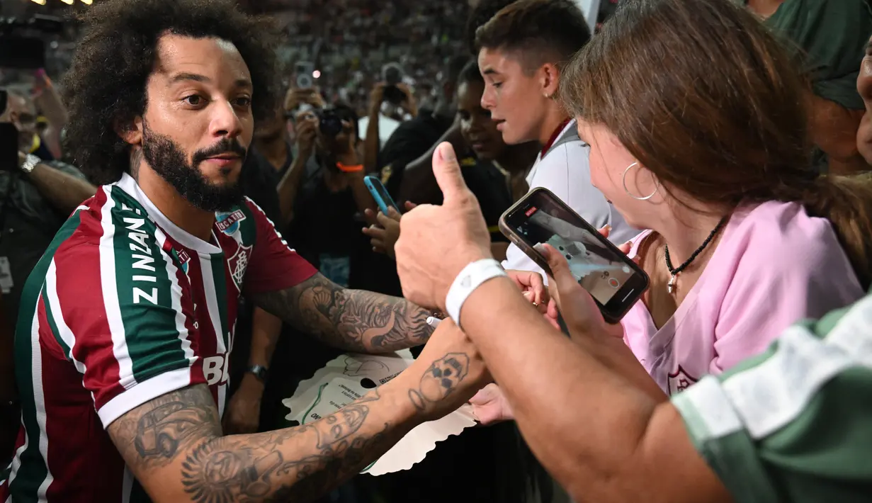 Bek Brasil Marcelo menyapa para penggemar saat presentasi resminya sebagai pemain baru Fluminense di stadion Maracana di Rio de Janeiro, Brasil pada 10 Maret 2023. Marcelo, juara Eropa lima kali bersama Real Madrid, bergabung dengan Fluminense hingga Desember 2024. (AFP/Carl De Souza)