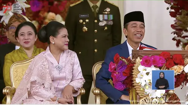 Presiden Joko Widodo atau Jokowi nampak tertawa saat melihat peci panjang yang digunakan Pemenang Pakaian Adat Madura yang dikenakan pemenang bernama Ricky.