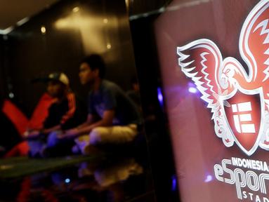 Sejumlah peserta mengikuti laga penyisihan seleksi Liga 1 PES Series Jakarta di Pluit, Jakarta, Sabtu, (19/1). Nantinya pemenang akan mewakili Indonesia di ajang Liga 1 PES Asia di Thailand. (Bola.com/M. Iqbal Ichsan)