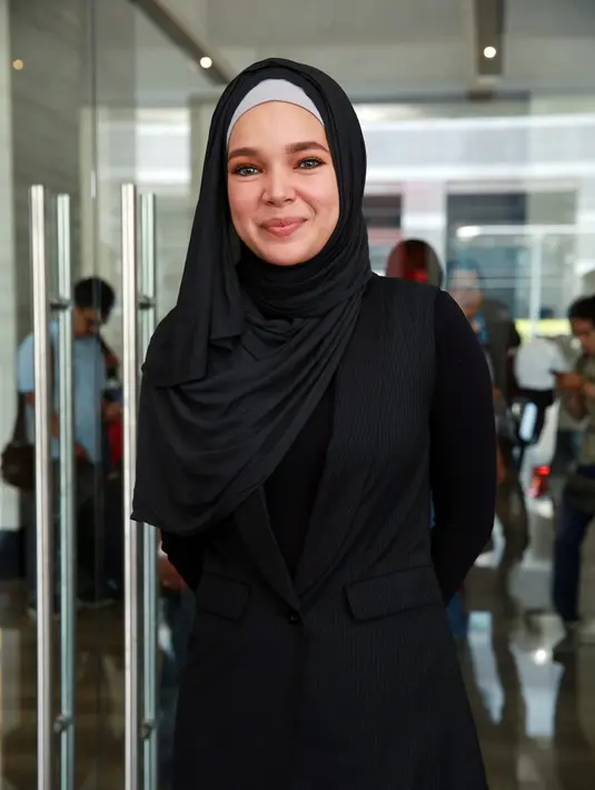 'Kita bicara cinta dan setiap orang pasti punya cinta. Cinta itu pasti ada kerikilnya dan kita butuh ilmu serta perjuangan untuk membahagiakan orang yang kita cintai,' lanjut Dewi. (Deki Prayoga/Bintang.com)