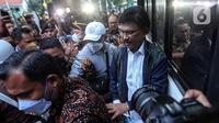 Menteri Komunikasi dan Informatika (Menkominfo) Johnny Gerard Plate usai menjalani pemeriksaan oleh Kejaksaan Agung Republik Indonesia, Jakarta, Selasa (14/2/2023). Johnny diperiksa selama kurang lebih sembilan jam sebagai saksi kasus dugaan korupsi penyediaan Base Transceiver Station (BTS) 4G dan infrastruktur pendukung paket 1, 2, 3, 4, dan 5 BAKTI Kominfo Tahun 2020-2022. (Liputan6.com/Johan Tallo)