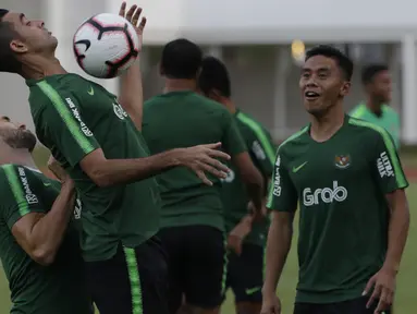 Pemain Timnas Indonesia, Otavio Dutra, mengontrol bola saat latihan di Stadion Madya Senayan, Jakarta, Jumat (8/3). Latihan ini merupakan persiapan jelang laga persahabatan melawan Myanmar. (Bola.com/Vitalis Yogi Trisna)